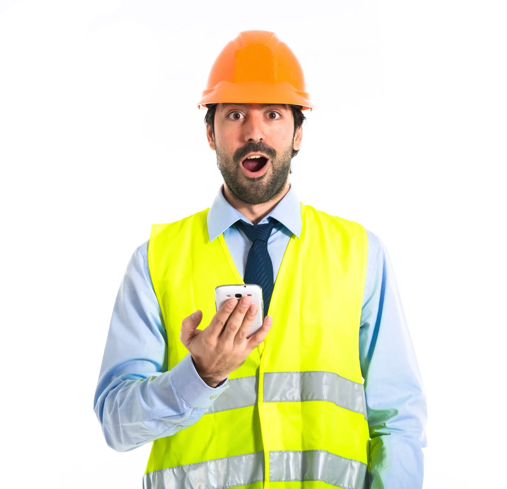 Trabajador usando app para la construcción